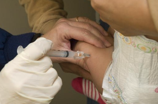 Врачи откладывают детские прививки, находясь под давлением родителей