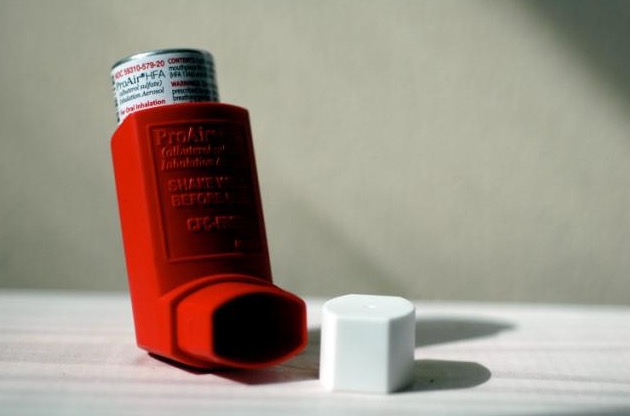 астма
