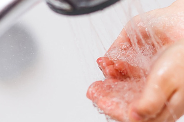 мытье рук, холодная вода, бактерии