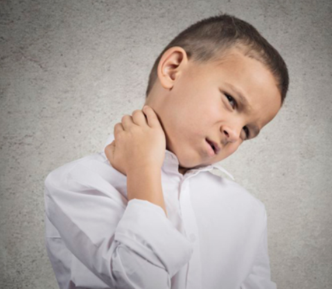 Ребенок жалуется на боль в шее — что делать? thumbnail